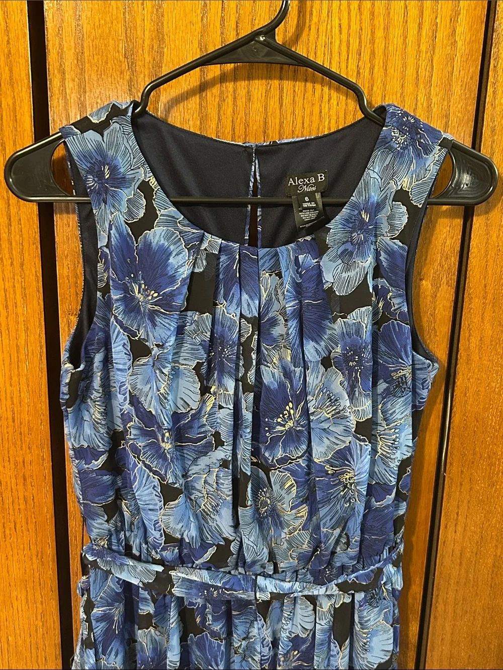 Beautiful blue Floral Flowy  Sleeveless Maxi Dress with Belt size 6